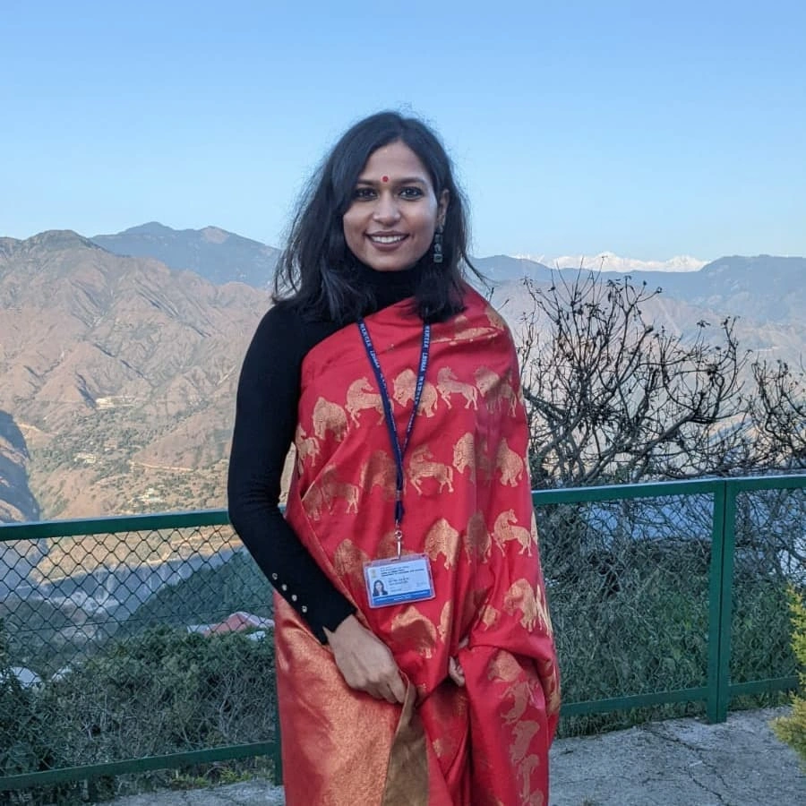 Isha Singh IPS Age